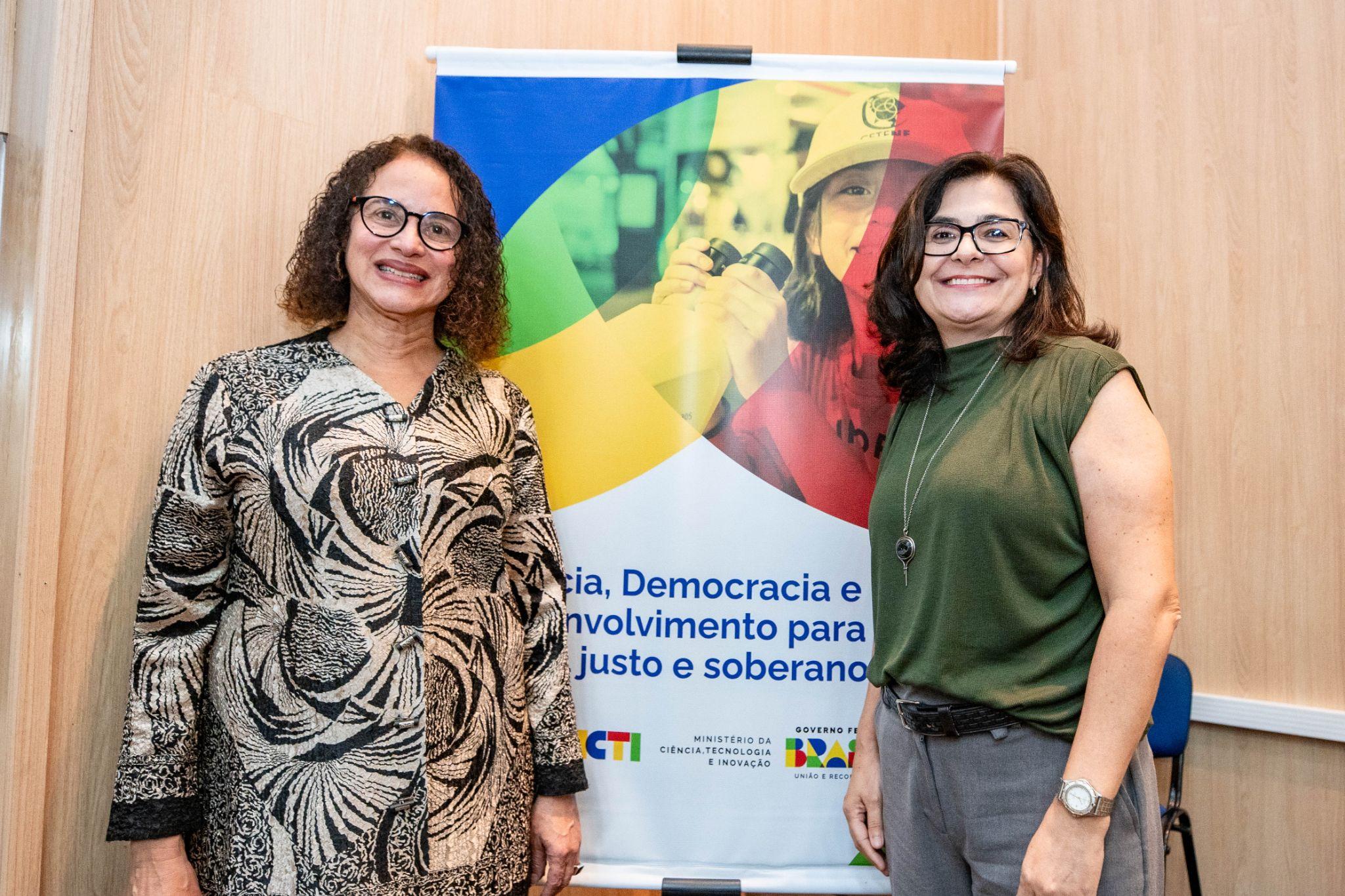 Ministra Luciana com profa. Janaína (crédito: Rodrigo Cabral)